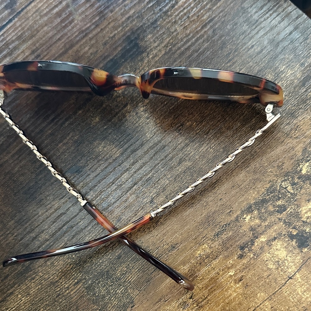 Tortoise Shell Women's Sunglasses - Picture 4 of 4